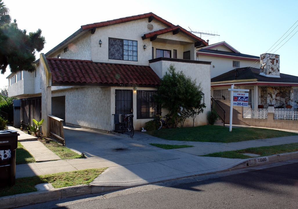 11500 Truro Ave in Hawthorne, CA - Building Photo