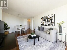 11 Thorncliffe Park Dr in Toronto, ON - Building Photo