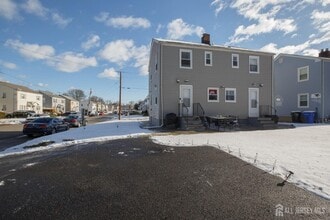 545 Olive Pl in Woodbridge, NJ - Foto de edificio - Building Photo