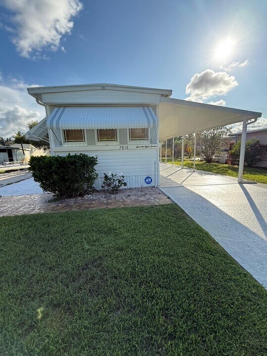 7816 SE Wren Ave in Hobe Sound, FL - Building Photo