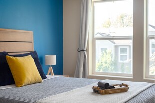 10237 NW Wilshire Ln in Portland, OR - Building Photo