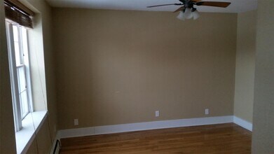 932 E College St in Iowa City, IA - Building Photo - Building Photo