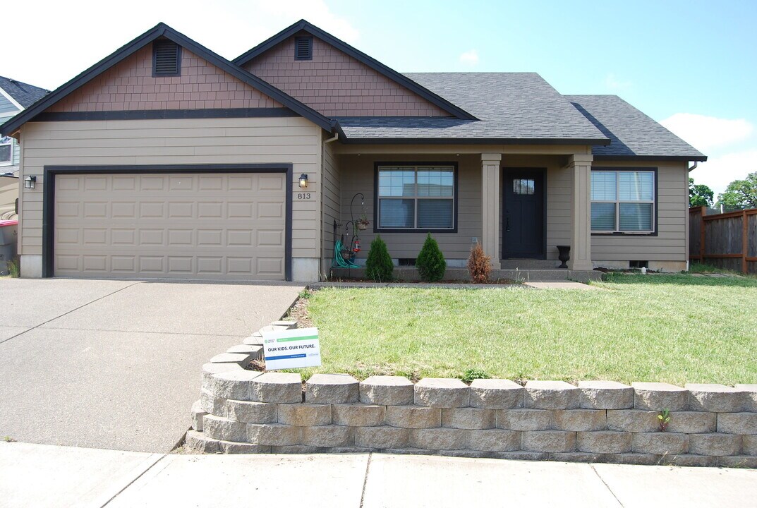 813 Marion Ct in Dayton, OR - Building Photo