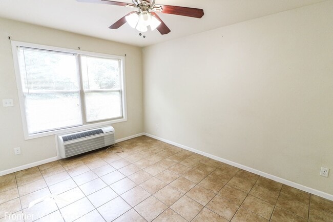 1223 N 12th St in Manhattan, KS - Foto de edificio - Building Photo