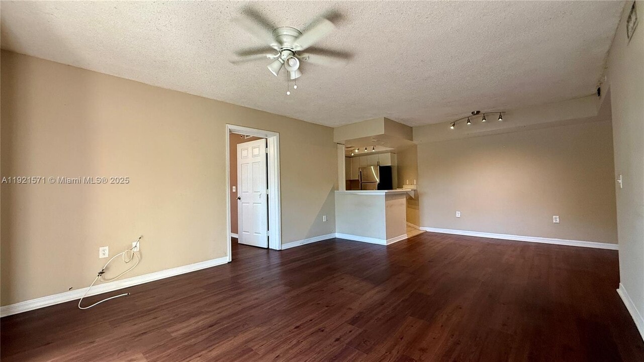 4177 N Haverhill Rd, Unit 814 in West Palm Beach, FL - Building Photo