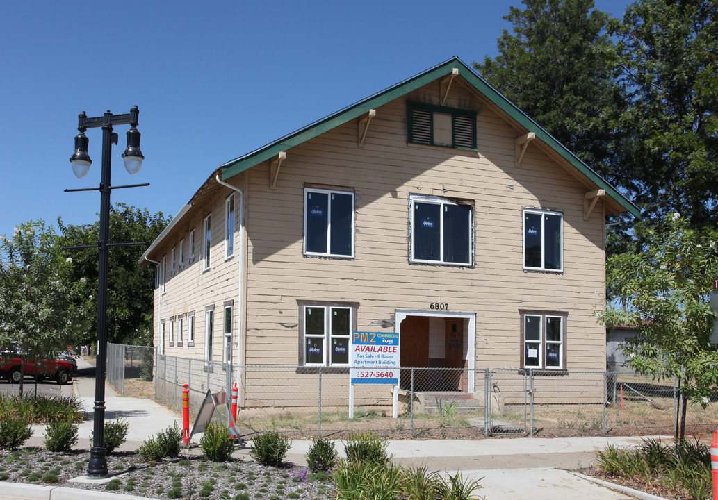 6807 3rd St in Riverbank, CA - Building Photo