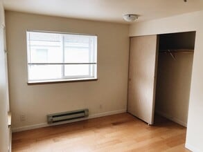 12327 Roosevelt Way NE, Unit D303 in Seattle, WA - Foto de edificio - Building Photo