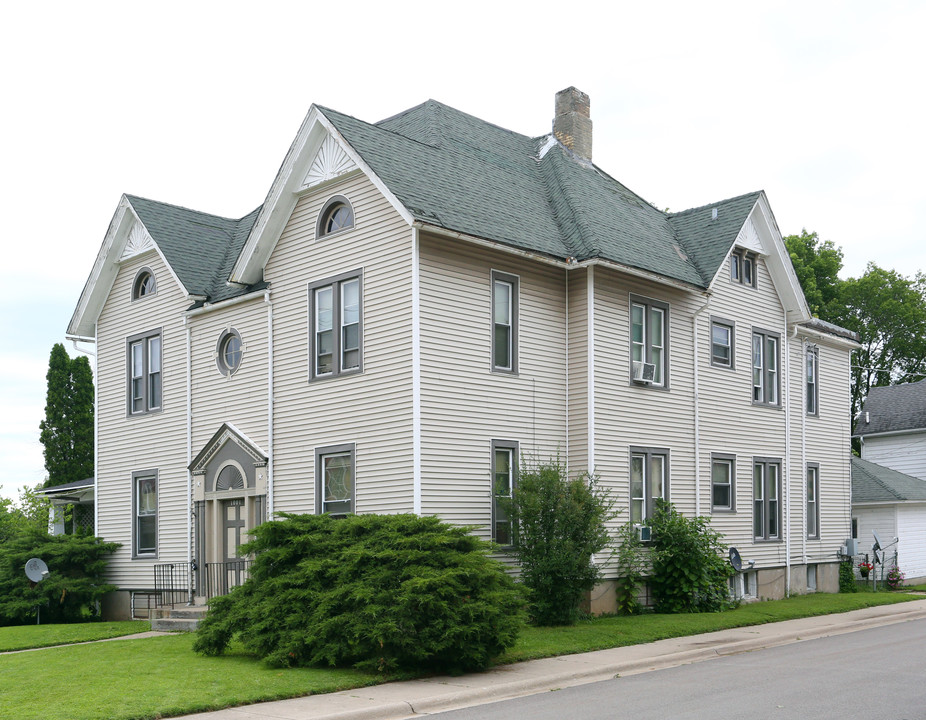 1001 N Main St in Rockford, IL - Building Photo