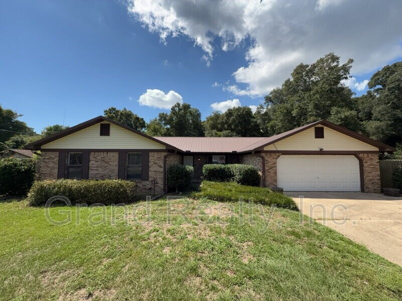 5621 Lia Dr in Milton, FL - Building Photo