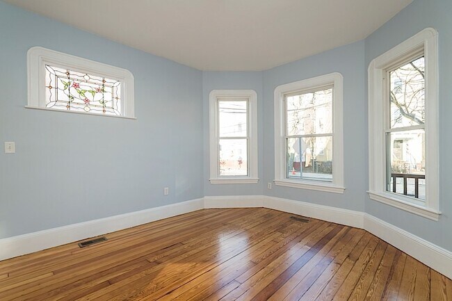 98 Elm St, Unit 1 in Somerville, MA - Foto de edificio - Building Photo