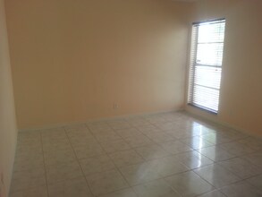 3040 NE 16th Ave in Oakland Park, FL - Building Photo - Building Photo