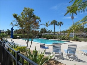 7193 W Country Club Dr N in Sarasota, FL - Building Photo - Building Photo