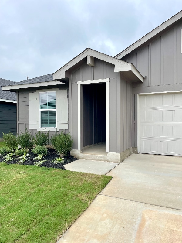 320 Yosemite Dr in Kyle, TX - Foto de edificio - Building Photo