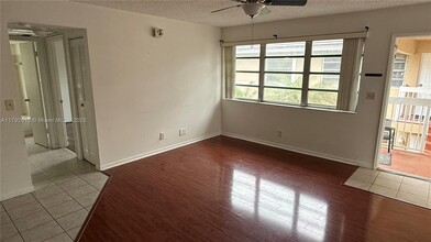 1032 Twin Lakes Dr in Coral Springs, FL - Building Photo - Building Photo