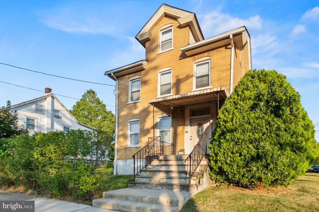 201 N Line St in Lansdale, PA - Building Photo