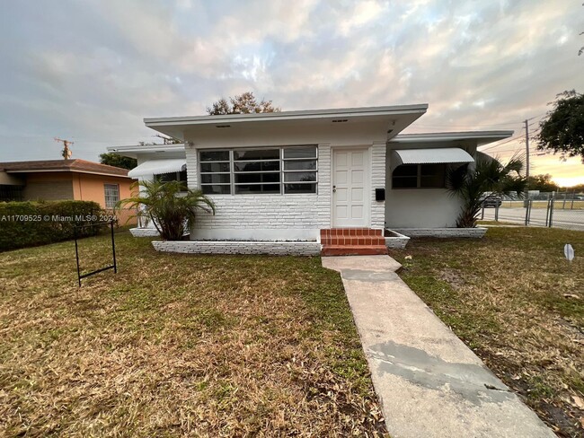 890 NW 55th St, Unit 1 in Miami, FL - Foto de edificio - Building Photo