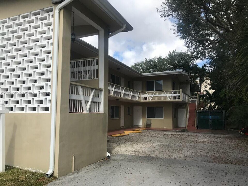 1585 NE 125th St in North Miami, FL - Foto de edificio