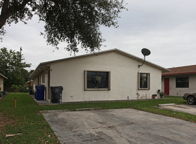 6100 Buchanan St in Hollywood, FL - Foto de edificio - Building Photo