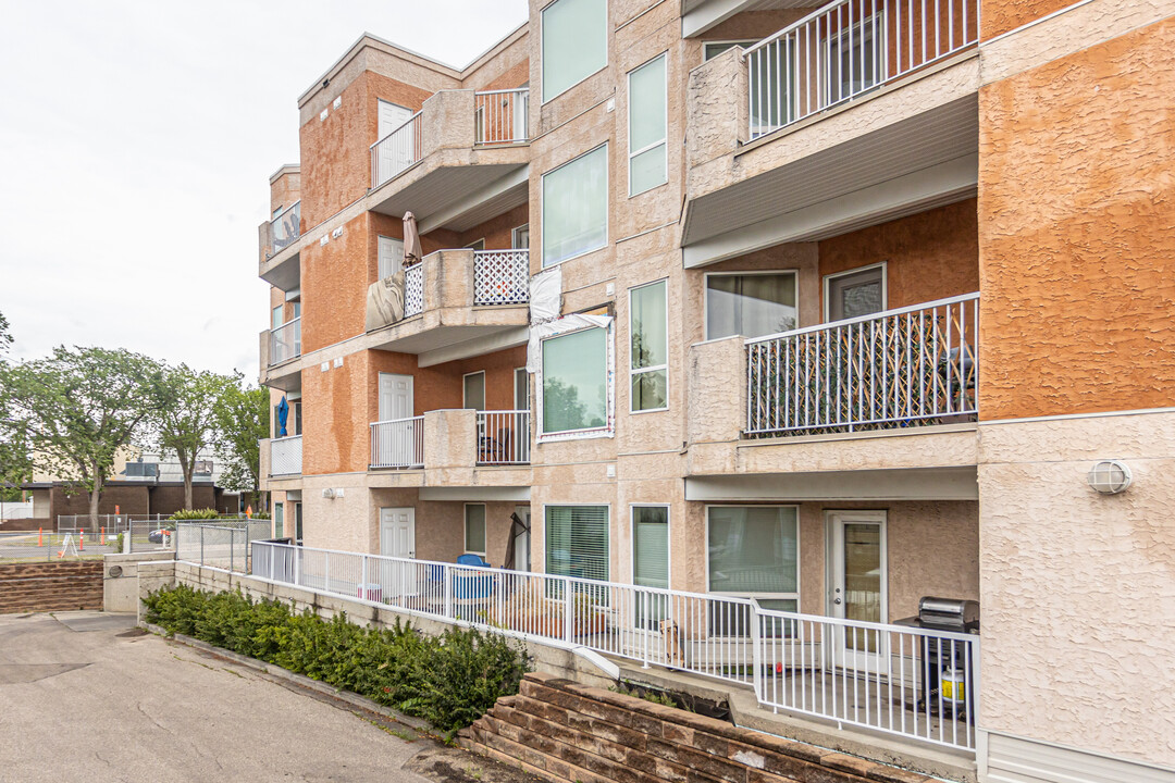 Meadowlark Terrace in Edmonton, AB - Building Photo