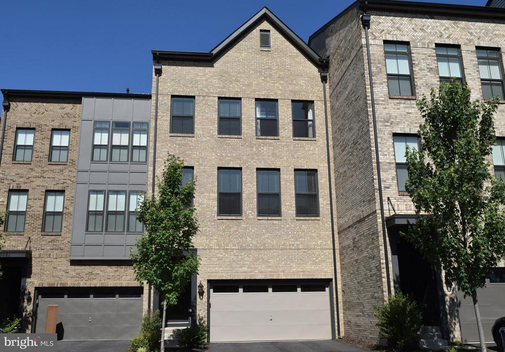 23079 Sullivans Cove Sq in Brambleton, VA - Building Photo