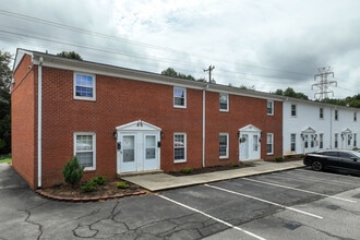 Hampton Court Apartments I & II in Winston-Salem, NC - Foto de edificio - Building Photo