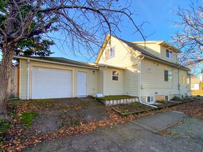 8334 SE Taylor Ct in Portland, OR - Building Photo - Building Photo