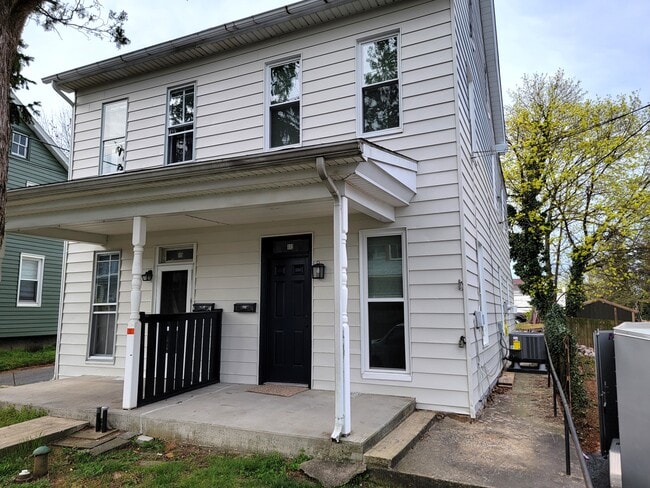 113 E Chestnut St in Ephrata, PA - Building Photo - Building Photo