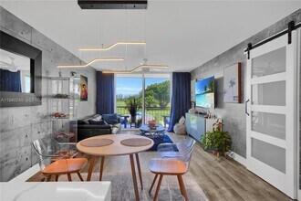 8900 Washington St, Unit 320 in Pembroke Pines, FL - Foto de edificio - Building Photo