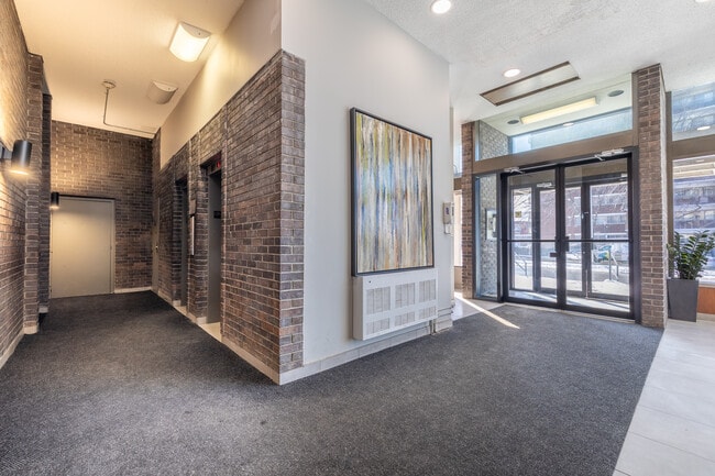 5505 Boul Cavendish in Cote-St-Luc, QC - Building Photo - Lobby