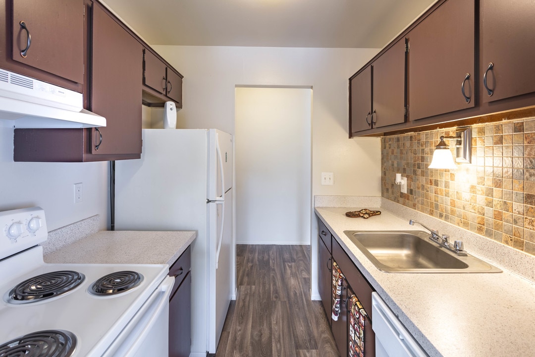 Cherokee Hills Apartments in Waterford, MI - Building Photo
