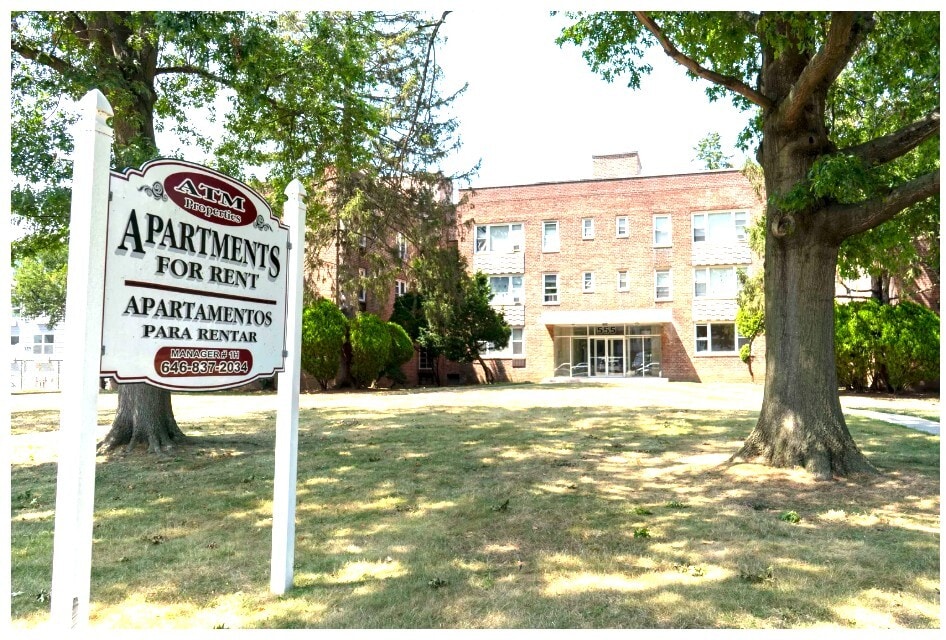 555 Front Street in Hempstead, NY - Foto de edificio