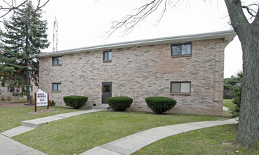 River Heights Apartments in West Allis, WI - Building Photo - Building Photo