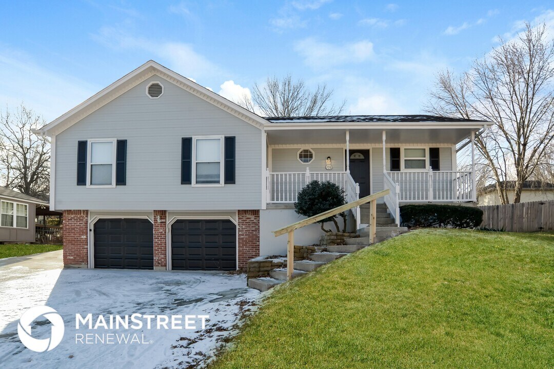 708 SE Shamrock Ln in Blue Springs, MO - Building Photo