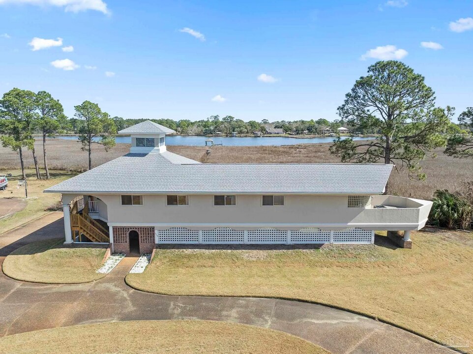 4758 Bayside Dr in Milton, FL - Building Photo