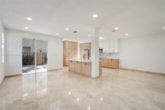 7500 NW 107th Pl in Doral, FL - Building Photo - Building Photo