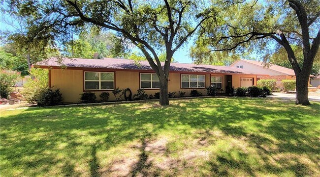 403 San Jacinto Dr in Rockdale, TX - Building Photo - Building Photo