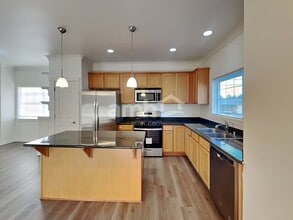 7329 Rainier Dr in Everett, WA - Foto de edificio - Building Photo