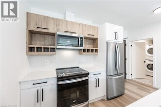 24 Union St E in Waterloo, ON - Building Photo - Building Photo