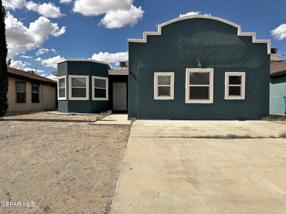 421 Valle del Mar Dr in Socorro, TX - Building Photo