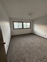 3915 Southlawn Rd in Cedar Falls, IA - Building Photo - Building Photo