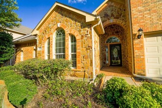 8800 Weston Ln in Lantana, TX - Foto de edificio - Building Photo