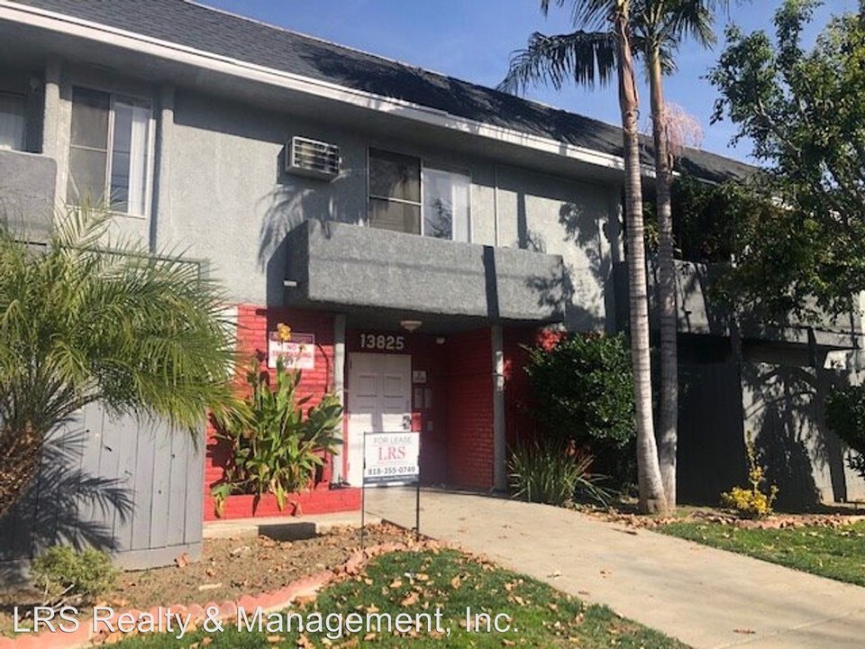 13825 Vanowen St in Los Angeles, CA - Foto de edificio