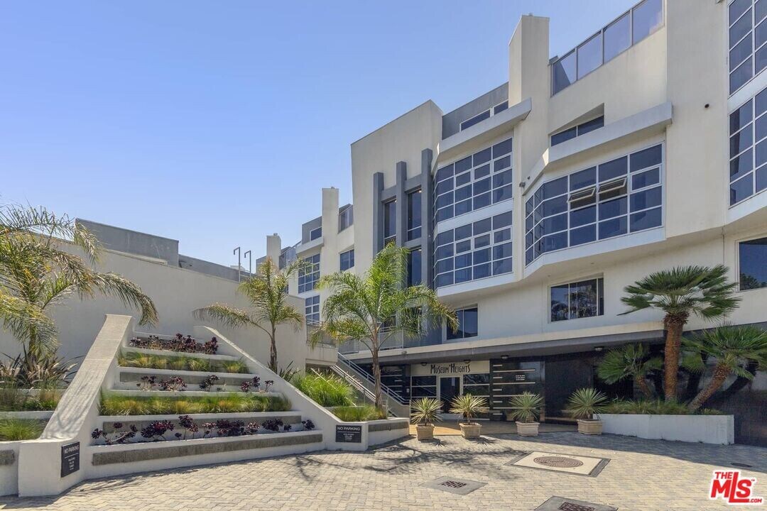 171 N Church Ln in Los Angeles, CA - Building Photo