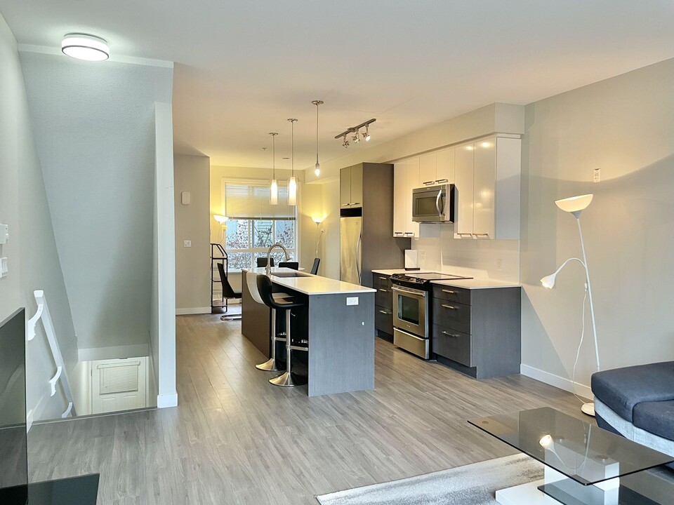 638 Regan Av in Coquitlam, BC - Building Photo