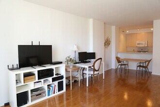 330 N Jefferson St, Unit 602 in Chicago, IL - Foto de edificio - Building Photo