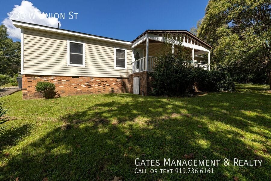 230 W Union St in Hillsborough, NC - Building Photo