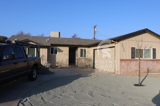 2334 W Cambridge Ave in Visalia, CA - Building Photo - Building Photo