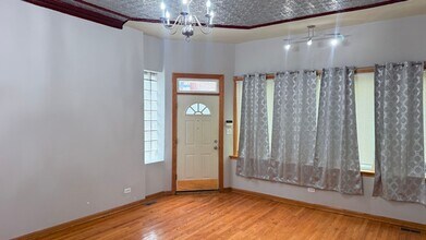 1086 N Marshfield Ave in Chicago, IL - Building Photo - Building Photo