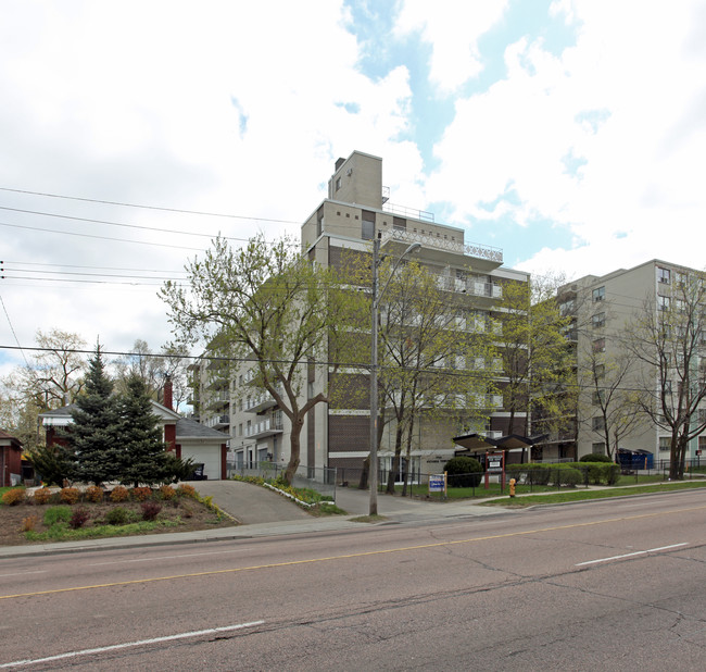 Victoria Towers in Toronto, ON - Building Photo - Building Photo