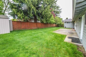 14204 82nd Ave NE in Kirkland, WA - Building Photo - Building Photo